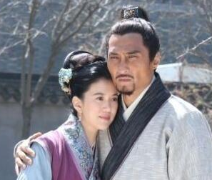 水浒中林冲被发配沧州后，高俅为何还抓着他不放？