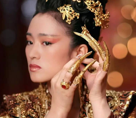 慈禧每年要花两万两白银包养指甲套 换做现在是多少钱