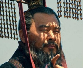 三国演义中，曹操为什么在刘备十分落魄的时候夸他是英雄？