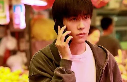 新片《世间有她》官宣，易烊千玺表现如何？