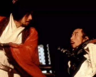 秦舞阳在荆轲刺秦时，他在做什么？见到嬴政后为何直发抖？