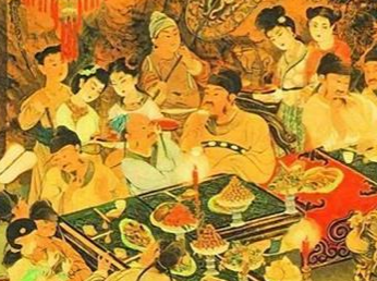 历史上皇帝吃剩下的饭菜是怎么处理的？倒掉还是专人处理？