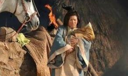 糜夫人已经跳井身死，赵云为何还推墙压井？