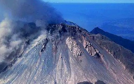 筒状火山图片