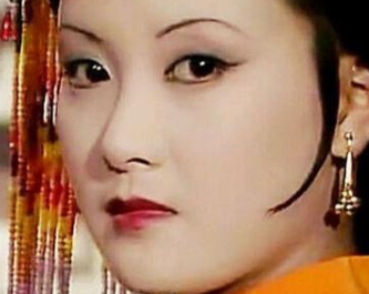 红楼梦中王熙凤管家才能怎么样？拖欠月银放高息
