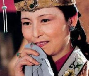 红楼梦中王夫人，是慈悲心的贵妇还是佛口蛇心的假面菩萨