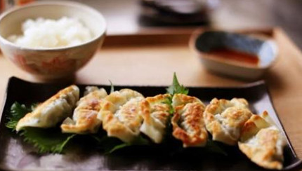 饺子是中华传统美食，但在日本却多以怎样的形式出现？