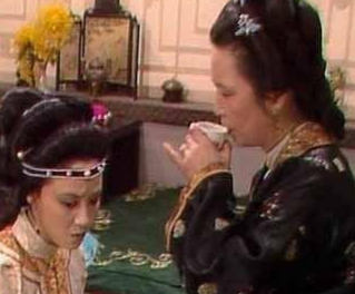 贾母八十大寿时，凤姐为何要把得罪尤氏的两个婆子关在马圈里？