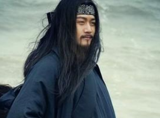 诸葛亮摆空城计，为什么派人在大门口扫地？