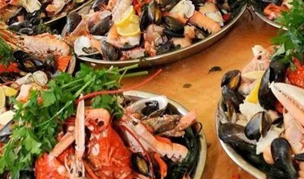 爱尔兰的传统饮食与英国很相似，其家庭饮食以什么为主？