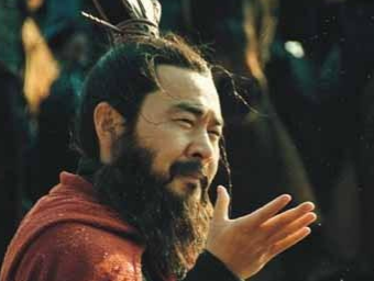 青梅煮酒论英雄时，曹操不认为孙策是英雄的原因是什么？