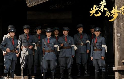 《光荣与梦想》是谁执导的？在哪个平台播出？