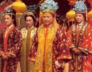红楼梦中为何会修建大观园？贾府里唯一不能住进大观园的少爷又是谁？