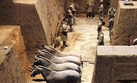 古代给皇帝陪葬的妃子经历什么 她们的双腿为什么都是分来的