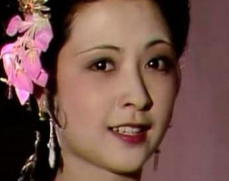 尤氏面对贾珍父子对尤二尤三姐的轻薄无动于衷，是为何？