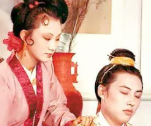 红楼梦中平儿一直维护尤二姐，是为了什么？