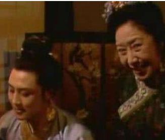 红楼梦中赵嬷嬷跟李嬷嬷在贾府的地位如何？