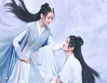 《与君初相识》改编自小说《驭鲛记》，由迪丽热巴与任嘉伦主演
