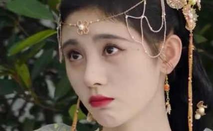 《嘉南传》最新的逃难戏中，鞠婧祎女扮男装的造型被吐槽