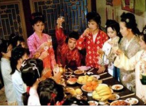 红楼梦中宝玉生日时，妙玉送的是什么礼物？有何讲究？