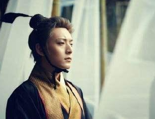 王莽称帝后是如何实施新政的？他又是如何造成民不聊生的局面？