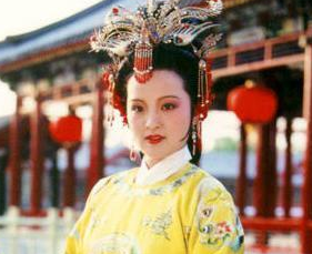 红楼梦中贾元春能成为贵妃，靠的是什么？