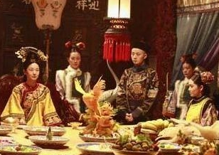 太监送来丰盛的饭菜，皇帝为什么让他倒掉？