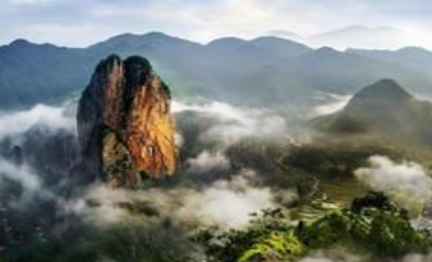 《八声甘州·灵岩陪庾幕诸公游》的写作背景是什么？该怎样去理解呢？