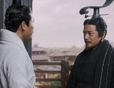 吕不韦和李斯相比 两人谁对秦国的贡献更大