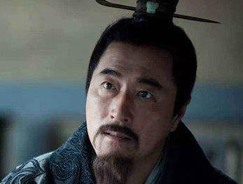 萧何为什么能从刘邦的怀疑中解脱出来？是谁帮助了他？