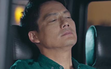 《一起深呼吸》里乔家为何在扎尔岛上开药厂呢？