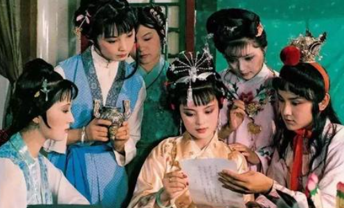 《红楼梦》第五十九回 柳叶渚边嗔莺咤燕 绛云轩里召将飞符
