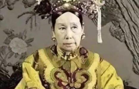 慈禧上厕所，宫女为何要嘴含温水等着？