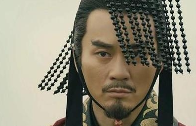 魏蜀吴三国里第一个称帝的人是谁呢？