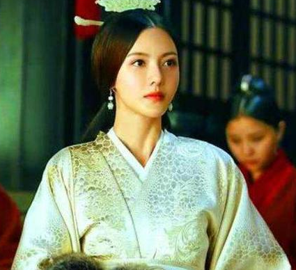 甄宓原本是袁熙的妻子 她后来是怎么成为曹丕的皇后的