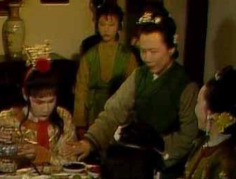 宝玉的奶娘李嬷嬷宁被贾母撵走也要争口吃食，为何会这样？