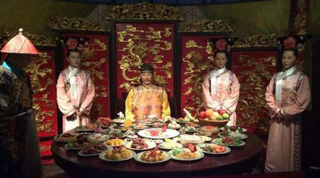 清朝皇帝用膳时，每个菜只能尝三口吗？