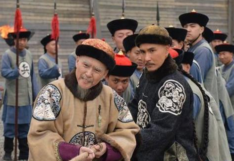 和珅死后，丰绅殷德如何对待嘉庆妹妹的？