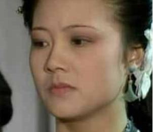 宁国府大奶奶尤氏不洗脸就出门还歇在李纨的房间。是为何？