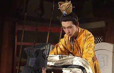 皇帝的龙袍非常珍贵，那么龙袍是如何清洗的呢？