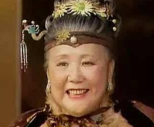 红楼梦中贾母在贾府是什么地位？下人夜晚聚赌她是如何处理的