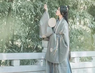 《临江仙·梦后楼台高锁》晏几道所作，抒发了人世无常、欢娱难再的淡淡哀愁