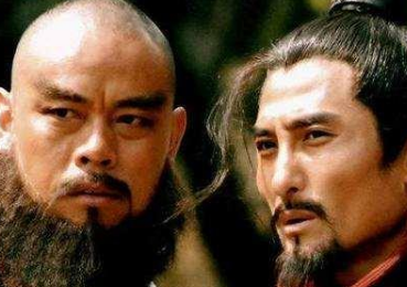 水浒传中林冲刺配沧州时为何会遭人暗算？是谁指使的