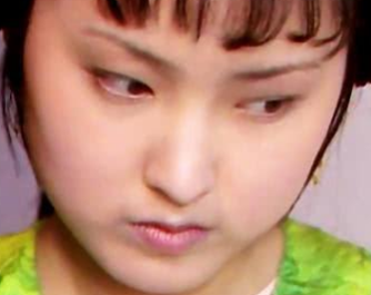 红楼梦中龄官与黛玉之间有何联系？她为何会主动离开贾府？
