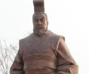 商鞅对秦国的发展有何作为？最后被车裂的原因是什么