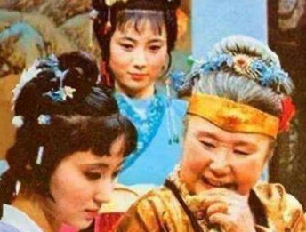 在红楼梦中林黛玉与薛宝钗在贾府分房时的待遇有何不一样？
