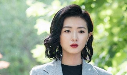 《第十二秒》正在热播中，万茜可以说是真正的“扛剧女王”