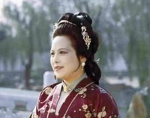 红楼梦中贾府众人中的邢夫人，是什么样的？
