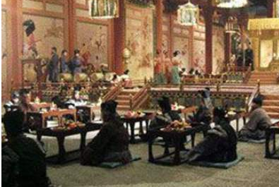 皇帝的妃子去世，一官员为何哭得比皇帝还伤心？