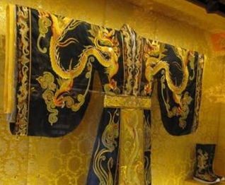 历史上龙袍是什么象征？为何逐渐演变为黄色